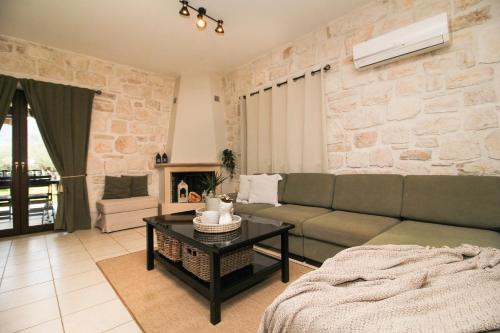 Χώρος καθιστικού στο EVaNTHE STONE VILLAS