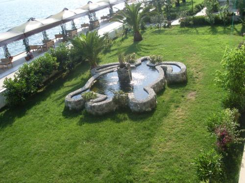Taman di luar Kaunos Hotel