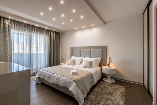 Postel nebo postele na pokoji v ubytování Lazarica Penthouse
