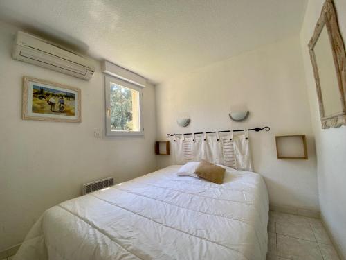 een slaapkamer met een wit bed en een raam bij Liflosa in Lecci