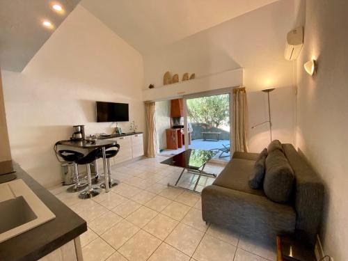 un salon avec un canapé et une table dans l'établissement Liflosa, à Lecci