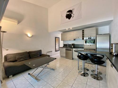 une cuisine et un salon avec un canapé et une table dans l'établissement Liflosa, à Lecci