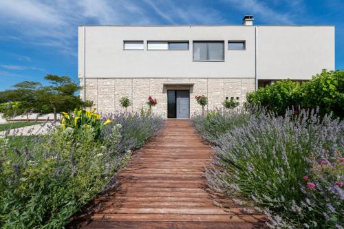 a house with a pathway leading to it at Villa Frida in Zambratija