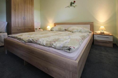 um quarto com uma cama grande e uma estrutura em madeira em Semi-detached house, Plau am See em Plau am See