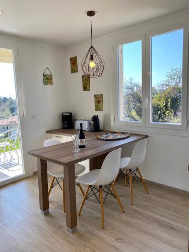 une salle à manger avec une table et des chaises en bois dans l'établissement Ravissante maison à St Paul de Vence, à Saint-Paul-de-Vence