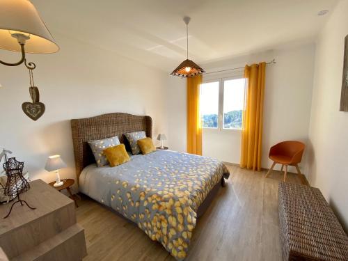 une chambre avec un lit et une fenêtre dans l'établissement Ravissante maison à St Paul de Vence, à Saint-Paul-de-Vence