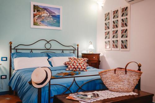 Giường trong phòng chung tại Amalfi Andrea's House