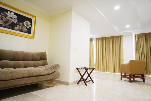 a living room with a couch and a chair at REAL DE LA PEÑA HOTEL 2 in Querétaro
