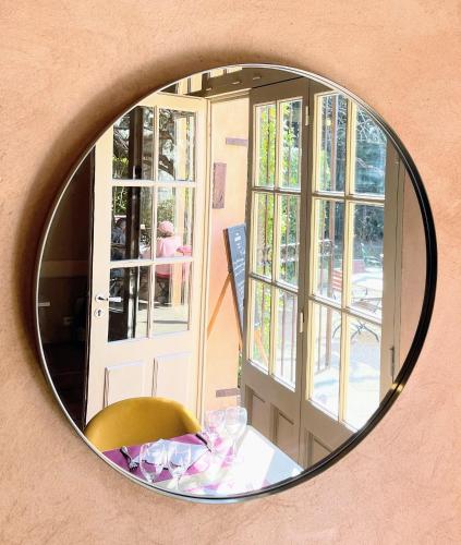 LagnesにあるHôtel Le Mas des Grès & Restaurant Sous les Platanesのギャラリーの写真