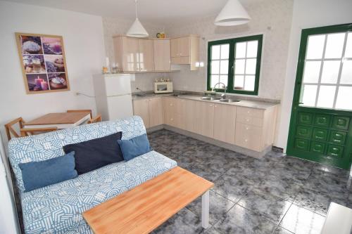 a living room with a couch and a kitchen at Vv. Apartamento Paco y Nina in Frontera