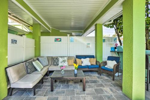 Χώρος καθιστικού στο Sea Turtle Suite Condo with Clearwater Beach Views