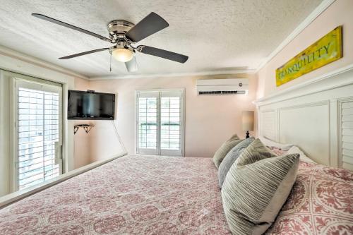 Μια τηλεόραση ή/και κέντρο ψυχαγωγίας στο Sea Turtle Suite Condo with Clearwater Beach Views