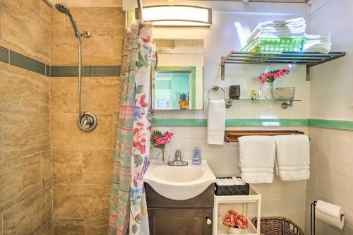 Ένα μπάνιο στο Sea Turtle Suite Condo with Clearwater Beach Views