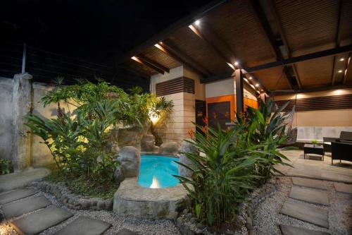Výhled na bazén z ubytování Gorgeous Villa in La Fortuna with spacious backyard and very private pool and parking nebo okolí