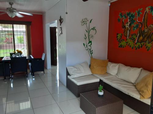 Ruang duduk di Elegant Villa in La Fortuna with spacious backyard plus very private pool & parking