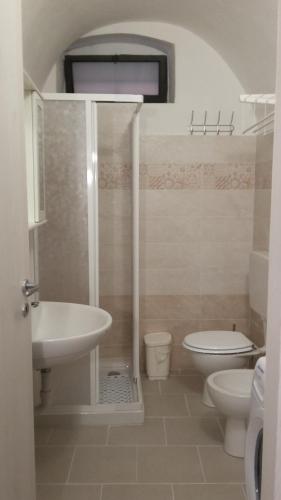 een badkamer met een douche, een toilet en een wastafel bij MAX in CENTER parking privato nel prezzo in Sanremo