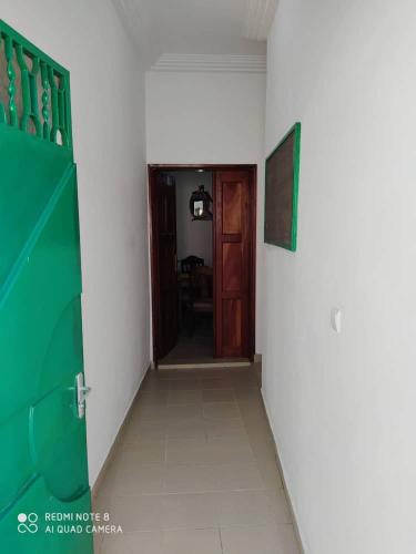 ein leerer Flur mit Tür und Zimmer in der Unterkunft Globe-trotter vision A in Cotonou