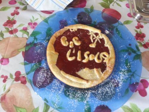 a blue plate with a cake with writing on it at B&B L'Isola in Porto Cesareo