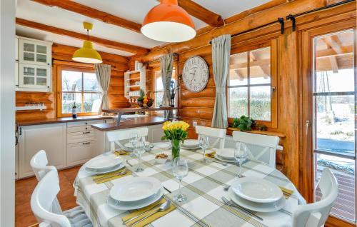 uma cozinha e sala de jantar com mesa e cadeiras em Beautiful Home In Vinogradi Ludbreski With Wifi em Ludbreg