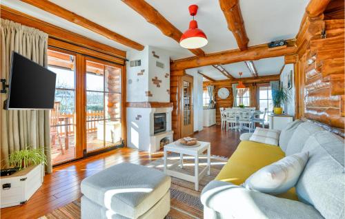 a living room with a couch and a tv at Lovely Home In Vinogradi Ludbreski in Ludbreg