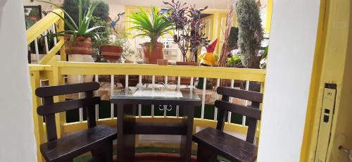 a table and chairs in a balcony with plants at Casa Salento in Salento