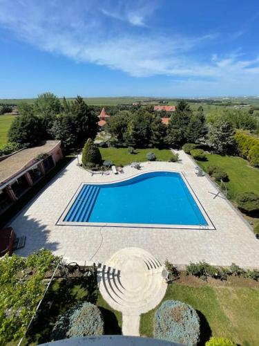 an overhead view of a swimming pool in a backyard at Silivri Gazitepe'de 3 katlı, havuzlu lüks villa in Silivri
