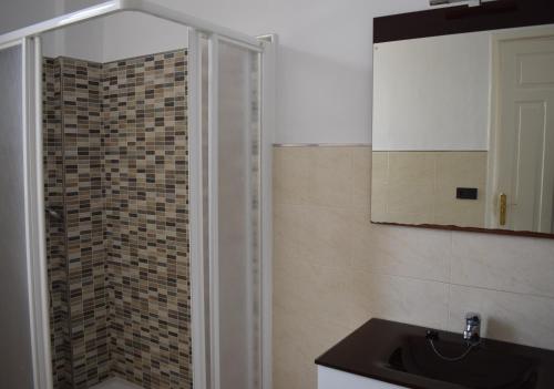 La salle de bains est pourvue d'une douche, d'un lavabo et d'un miroir. dans l'établissement Albareda piso super-céntrico en Sarria, à Sarria