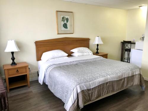 Una cama o camas en una habitación de Lakeside Inn