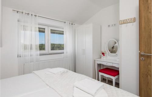 Postel nebo postele na pokoji v ubytování 6 Bedroom Amazing Home In Slunj
