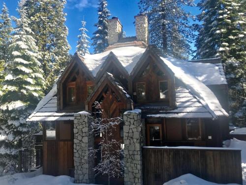 a cabin in the woods in the snow at Little Ahwahnee Inn Entrance to Yosemite in Fish Camp