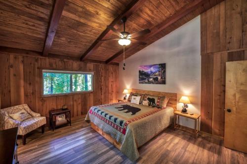 um quarto com uma cama num quarto com paredes de madeira em La Cabana em Oakhurst