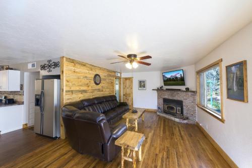 a living room with a couch and a fireplace at Magic Escape in Oakhurst