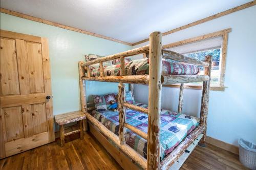 a bedroom with two bunk beds in a cabin at Magic Escape in Oakhurst