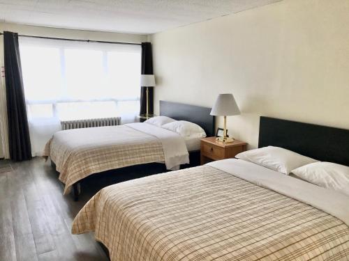 Llit o llits en una habitació de Lakeside Inn
