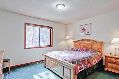 ein Schlafzimmer mit einem großen Bett und einem Fenster in der Unterkunft Yosemite Pines in Yosemite West