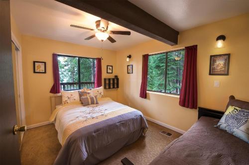 Кровать или кровати в номере Yosemite Aviary