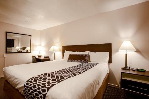Кровать или кровати в номере Celilo Inn