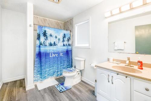 een badkamer met een wastafel en een schilderij van de oceaan bij Coral Cove in Lincoln City