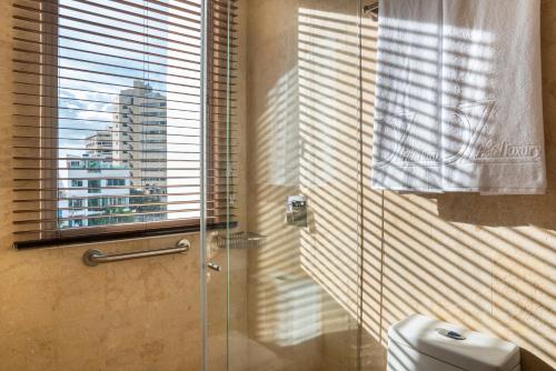 a bathroom with a glass shower stall and a toilet at Oz Hotel Luxury in Cartagena de Indias