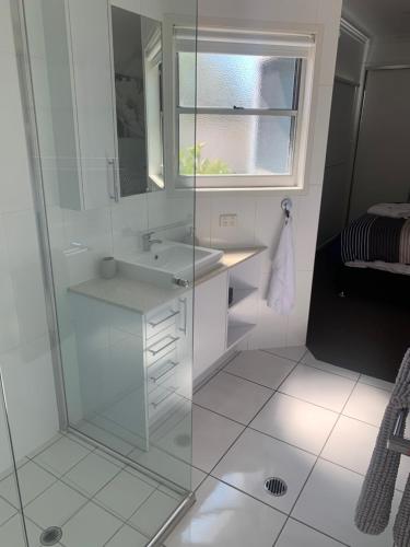 Un baño de Keith's on Sylvan Beach, 1 of the 3 most popular units on Bribie