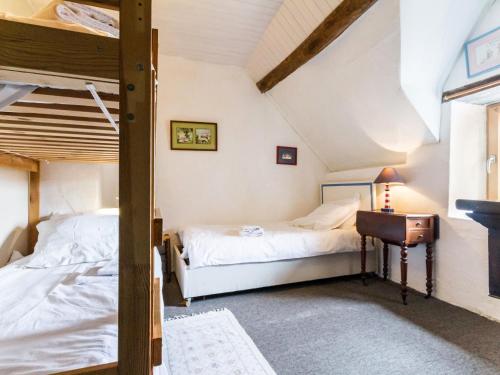 een slaapkamer met 2 stapelbedden en een bureau bij Gîte Guérande, 4 pièces, 7 personnes - FR-1-306-1102 in Guérande