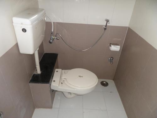 Bilik mandi di Cosmos Luxury Vimannagar