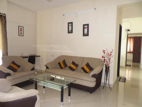 Ruang duduk di Cosmos Luxury Vimannagar