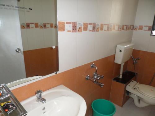 Bilik mandi di Cosmos Luxury Vimannagar