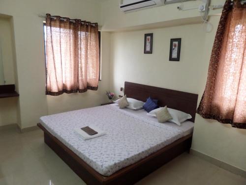 ein Schlafzimmer mit einem Bett und einem Tablett darauf in der Unterkunft Cosmos Luxury Vimannagar in Pune