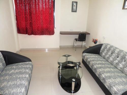 Ruang duduk di Cosmos Luxury Vimannagar