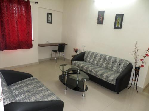 Ruang duduk di Cosmos Luxury Vimannagar