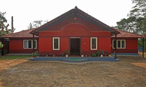 uma casa vermelha com um telhado vermelho em Itsy By Treebo - Allaranda Homestay With Valley View em Madikeri