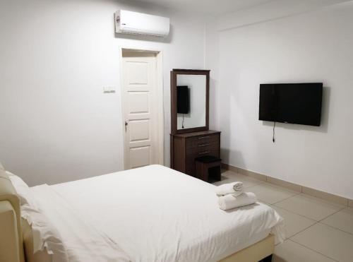 Una televisión o centro de entretenimiento en Mansion One 3 Bedroom SEAVIEW Gurney Georgetown 1-13Pax