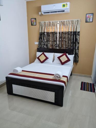 un dormitorio con una cama en una habitación en S4 Sruthi Service Apartments, en Chennai